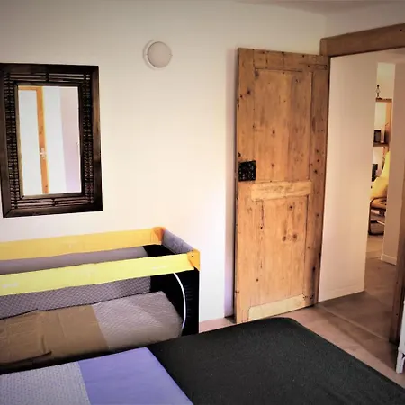 Enjoyable Location In Old House, Maggiore Daire