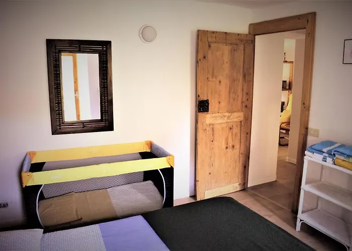 Enjoyable Location In Old House, Maggiore Daire